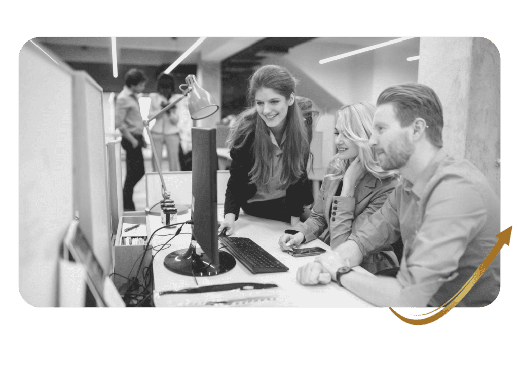 Equipe no escritorio trabalhando